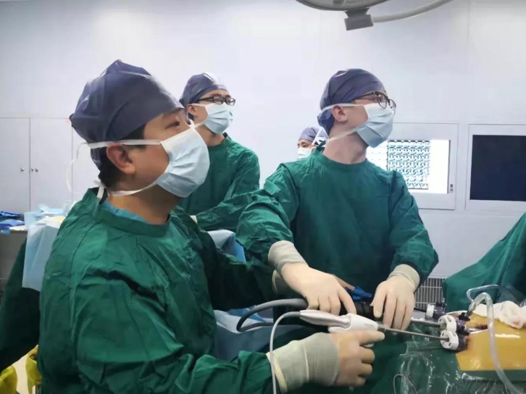 西安国际医学中心医院胸外科成功实施了微创剑突肋缘下三孔式前纵隔病变切除术
