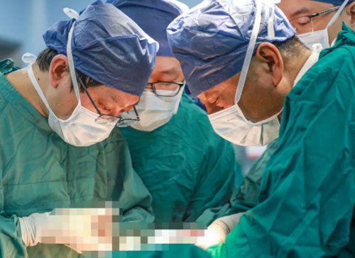 挑战胸外领域“珠峰”！他为71岁老人摘除胸内巨大罕见肿瘤